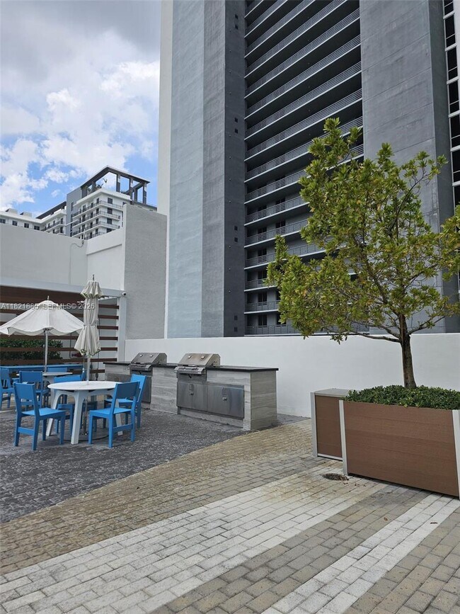 Building Photo - 16385 Biscayne Blvd