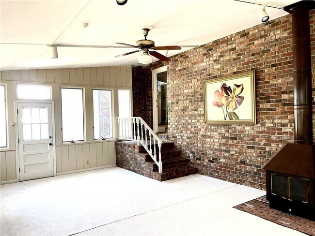 Building Photo - 119 Woodlawn Dr NE