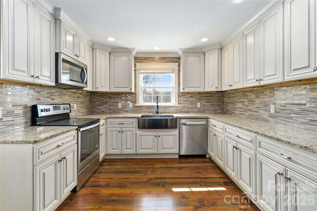 Building Photo - "Spacious 5-Bed, 3-Bath Sanctuary with 3,064 Sq Ft of Comfort in Waxhaw, NC!"