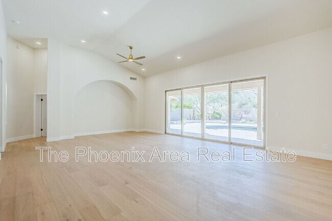 Building Photo - 1531 E Silverwood Dr