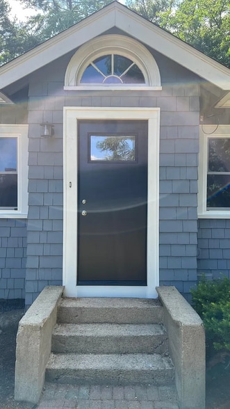 Building Photo - 102 Main St