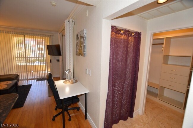Building Photo - 230 E Flamingo Rd
