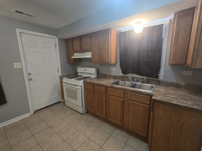 Building Photo - 7011 S East End Ave