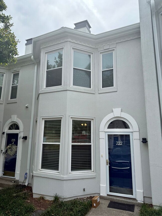 Primary Photo - 2-bedroom, 2.5-bathroom home located in th...