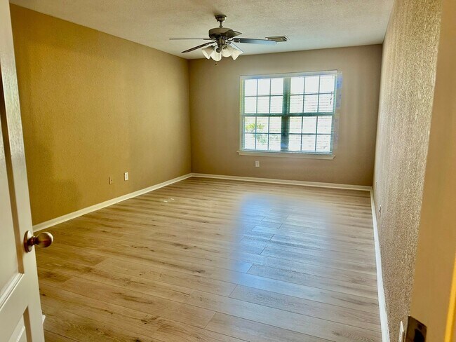 Building Photo - 1122 Glenwood Canyon Ln