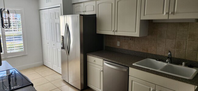 Building Photo - 4925 Sandra Bay Dr