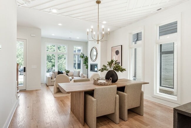 Building Photo - Stunning Salemtown Townhome!