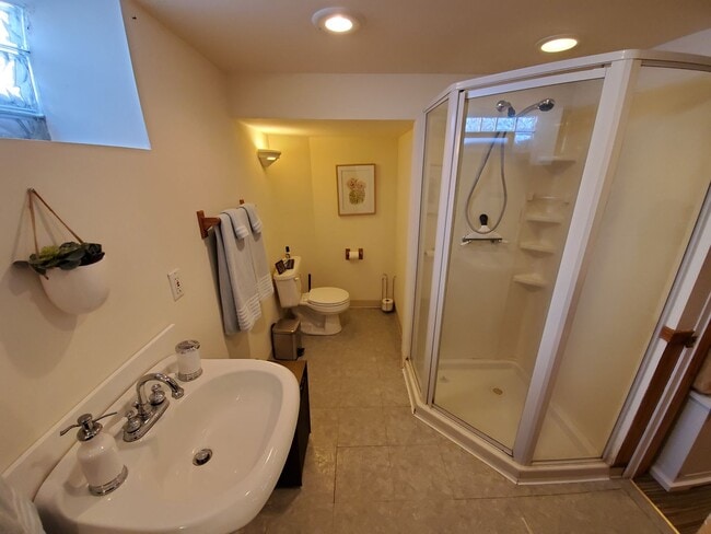 Building Photo - Cute 2 bedroom cape cod