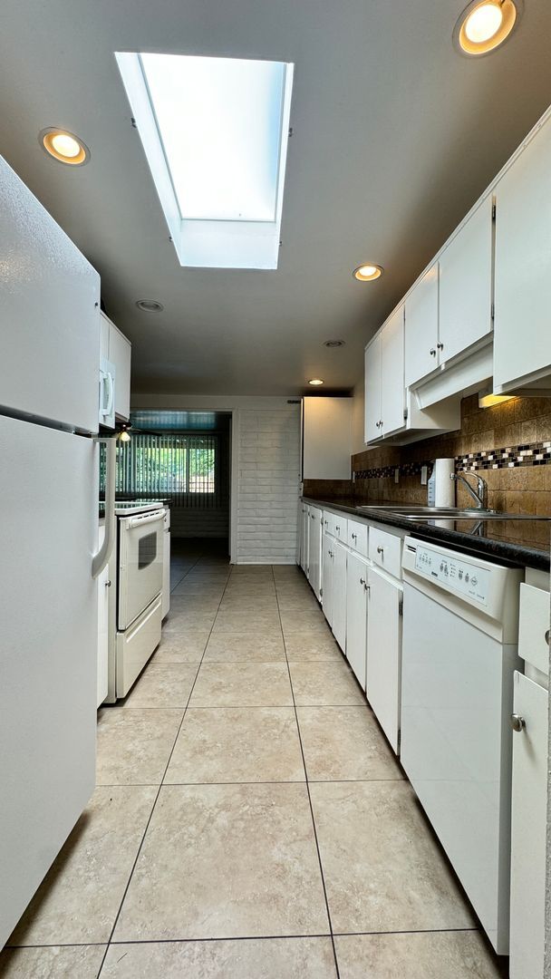 Building Photo - Eastside (Kolb and Stella) 5 bedroom house...