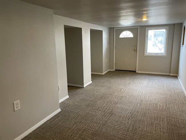 Building Photo - 205 E Lakeview Ave