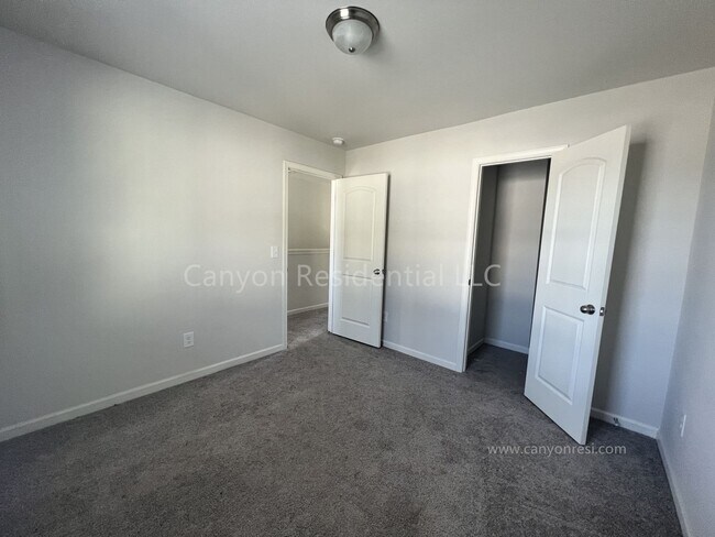 Building Photo - Beautiful 3b Room!Move in ready!