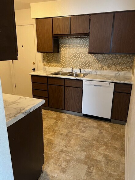 Building Photo - 610 W Main St