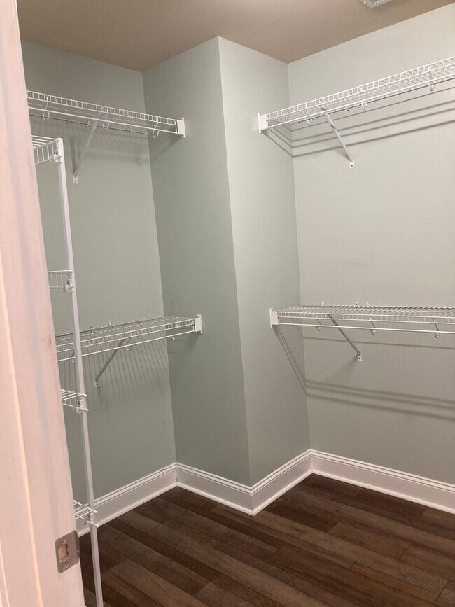 Building Photo - Immaculate 5 Bedrooms, 3.5 Bath Home Located Minutes from Shopping- Easy Commute to Sanford, Ft. ...