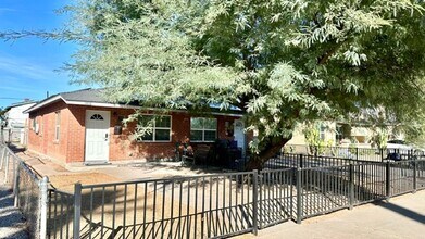 Building Photo - Utilities Included (a $200+ Savings). Charming Updated Duplex Home in Historic District!