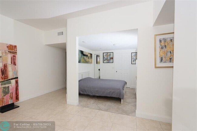 Building Photo - 411 N New River Dr E