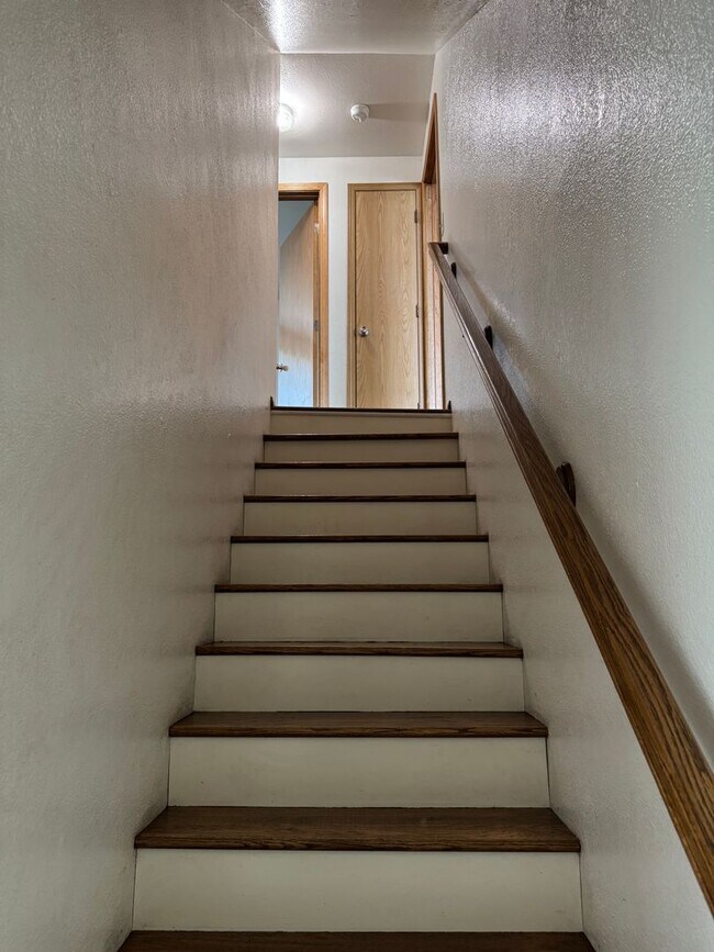 Building Photo - Freshly recently updated 3-bedroom 2-bathroom duplex with garage!