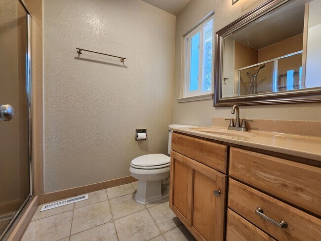 Building Photo - Lovely Bennett Valley Home in a Cul-De-Sac