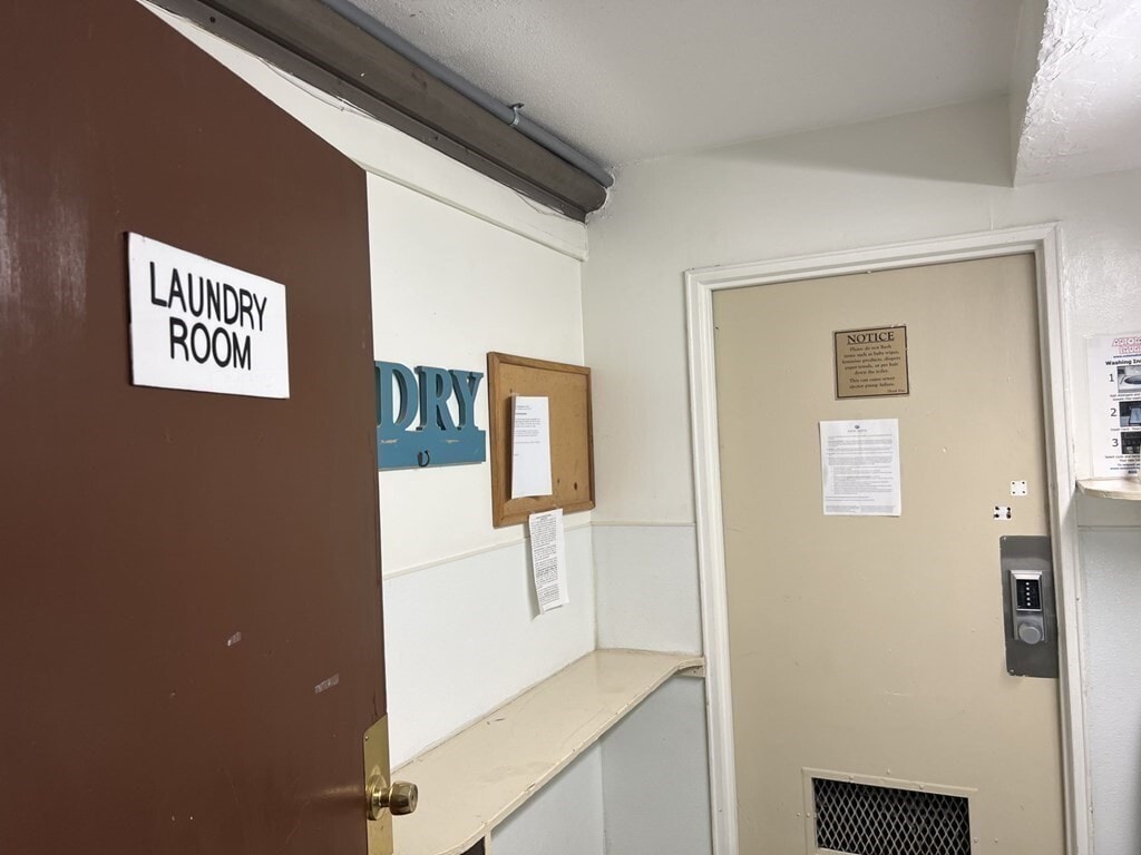 Building Photo - 140 Kenrick St