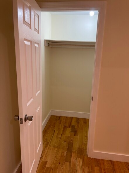 Working closet - 528 Chapel St