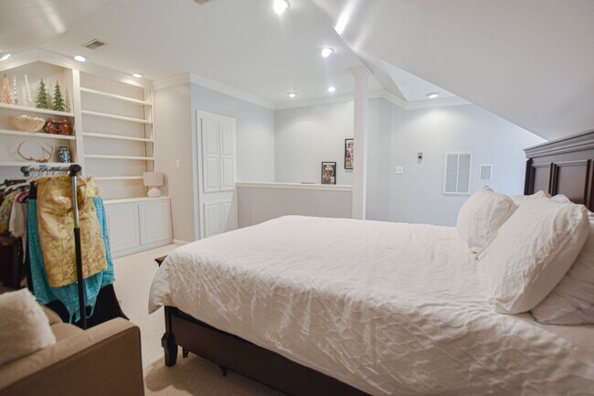 Building Photo - Pet Friendly Three Bedroom with Bonus!