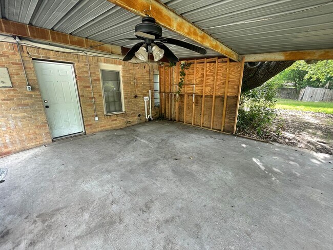Building Photo - 3/1 House over looking Sue Haswell Park