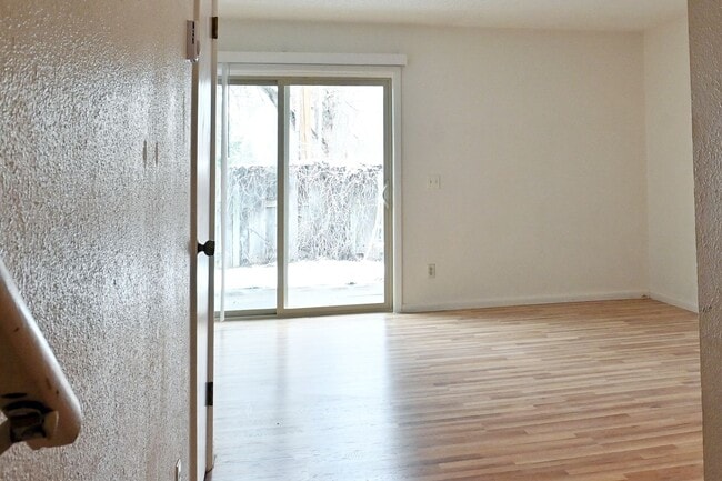 Building Photo - 2 bed 1 Bath townhouse