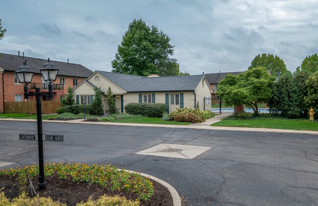 Clubhouse with the swimming pool - 8508 Canterbury Sq E