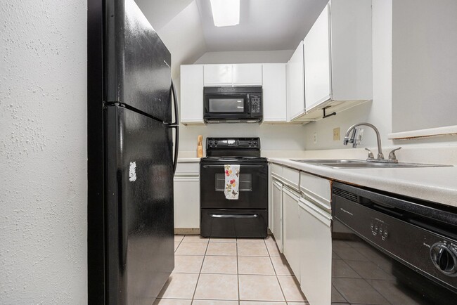 Building Photo - Excellent location under $1500!