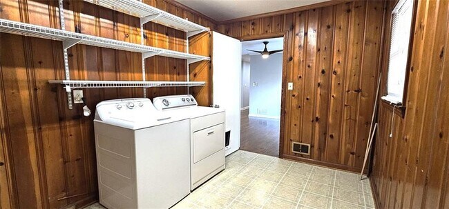 Building Photo - 1310 Poplarcrest Cir SE