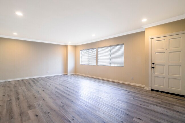 Building Photo - 5354 Lindley Ave