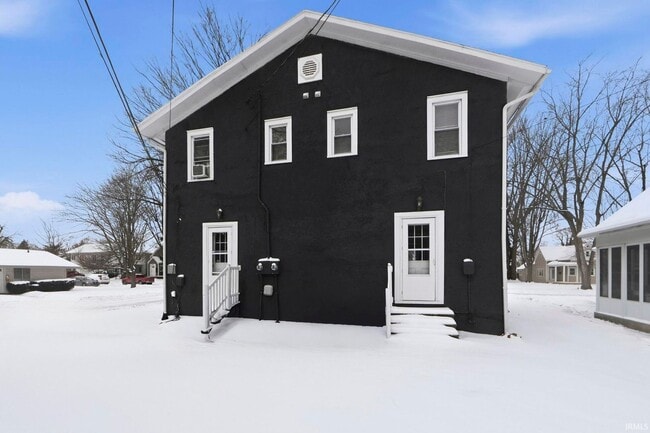 Building Photo - 3 bedroom available for immediate move i!