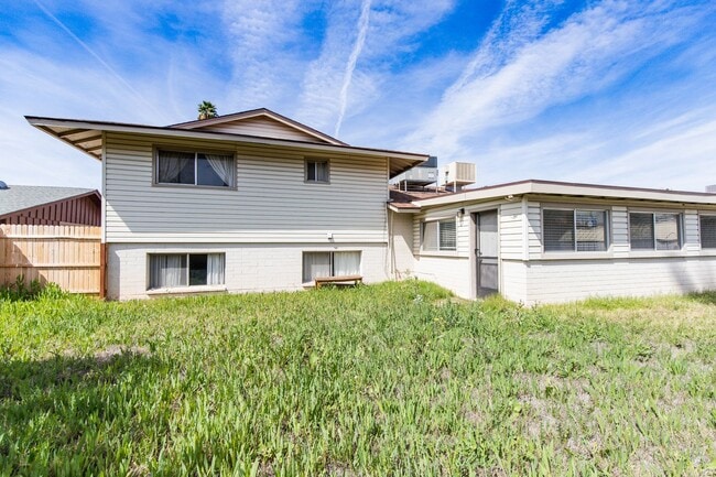 Building Photo - 6 Bedroom 3.5 Bathroom Tri-Level Home In Tempe close to ASU