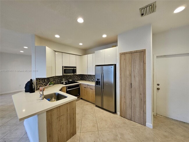 Building Photo - 17046 SW 39th Ct