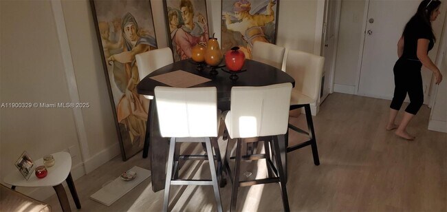 Building Photo - 900 NE 18th Ave