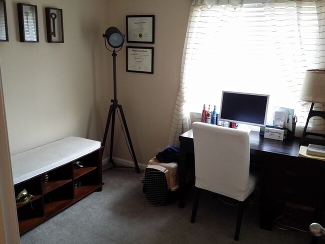 Building Photo - 3 Bedroom 1.5 bath in Covell Commons HOA i...