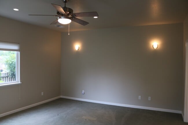 Building Photo - Gorgeous, spacious 3/2.5 with garage and office