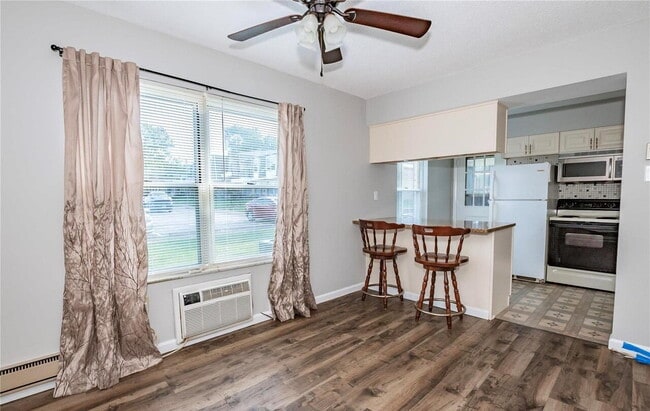 Building Photo - Bright & Spacious Unit with Natural Light