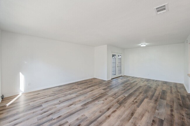 Building Photo - Spacious townhouse with large 2nd floor covered patio!