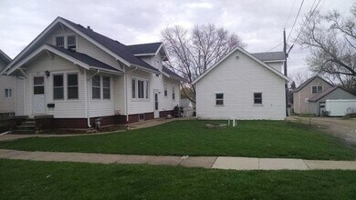 Building Photo - Now leasing for MAY 2026! Check out our 4 bedroom/3 bath house in Cedar Falls!