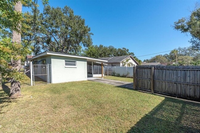 Building Photo - 618 Glenoak St N