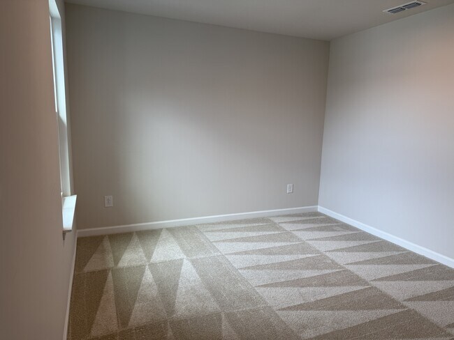 Building Photo - 304 Lantern Cir