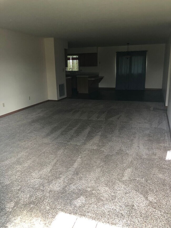 Building Photo - 2 Bedroom / 1.5 Bath Condo