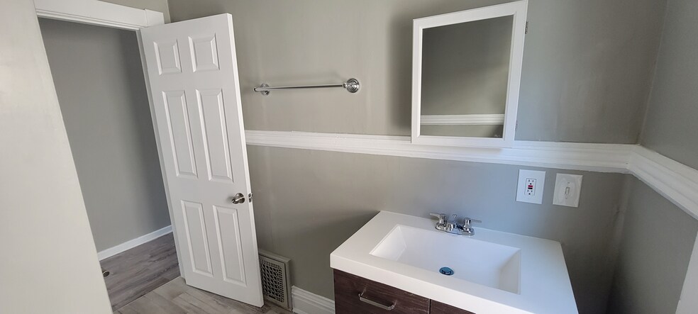 Building Photo - 1042 S Clarkson St