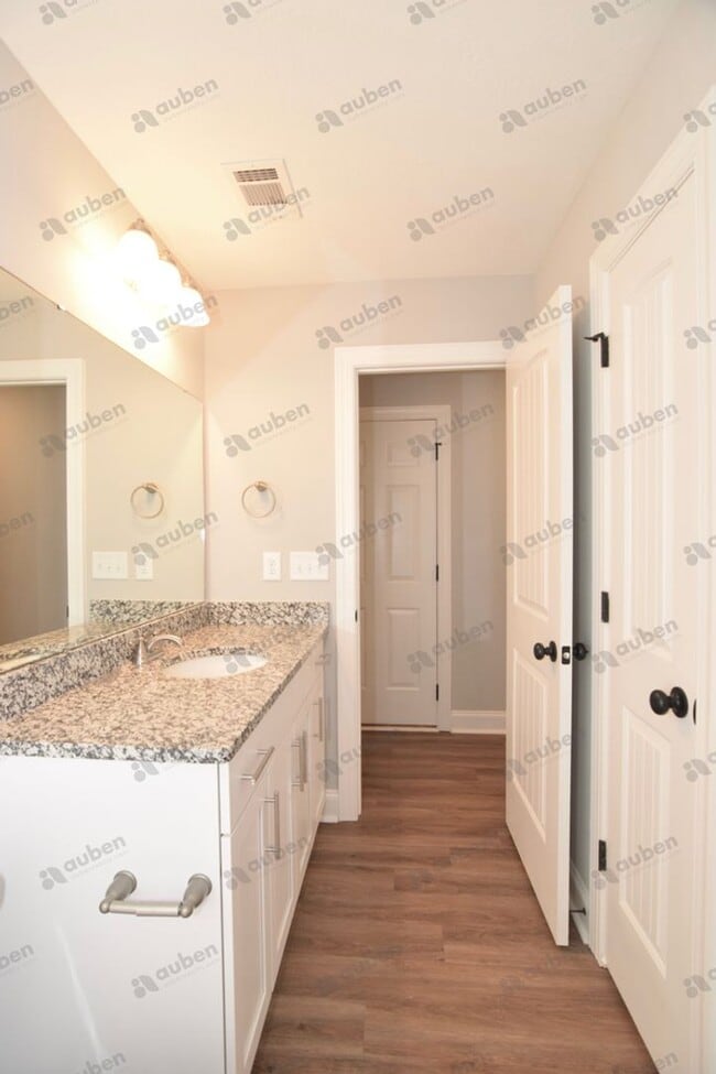 Building Photo - Like new 3 bed/3 bath single-family home f...