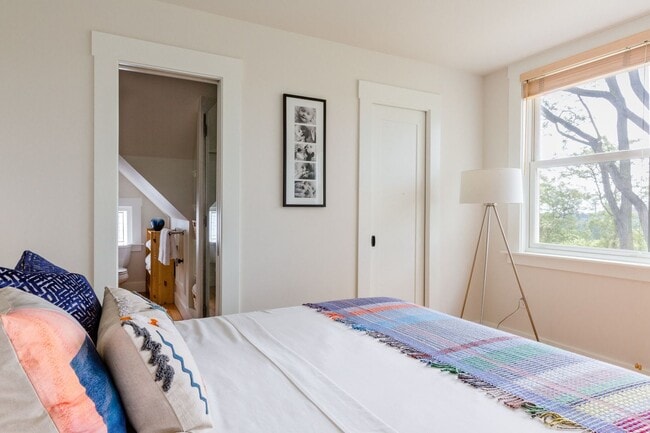 Building Photo - Madrona Home