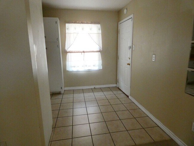 Building Photo - 2 bedroom, 1 bath