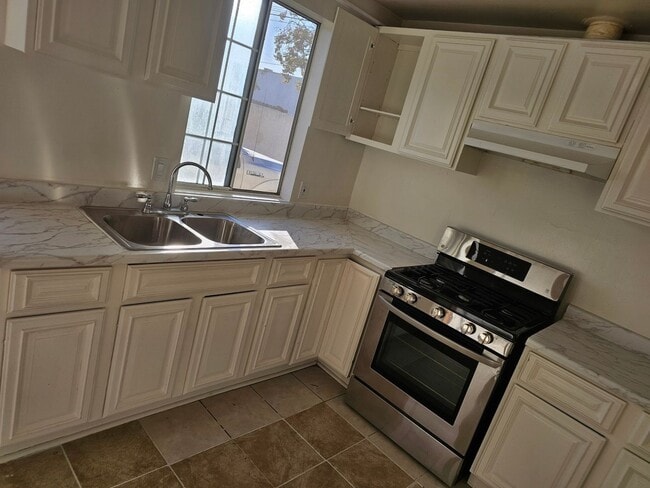 Building Photo - Charming 3BR Condo in Fontana