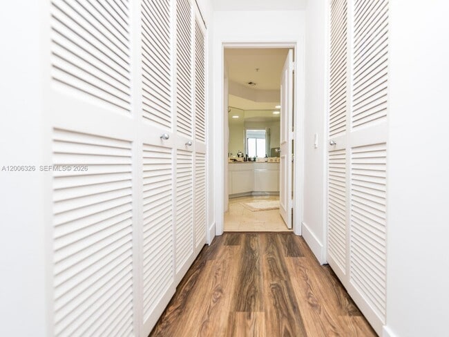 Building Photo - 888 Brickell Key Dr