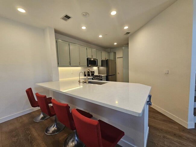 Building Photo - Modern 3BD/3BA Townhouse in Prime Union Ci...