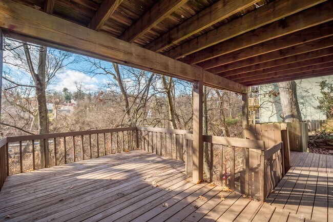 Building Photo - 1653 Suburban Ave